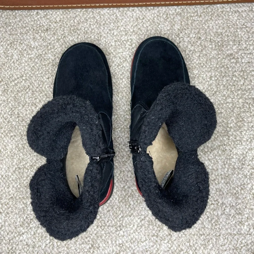 Bearpaw side zippered boots
